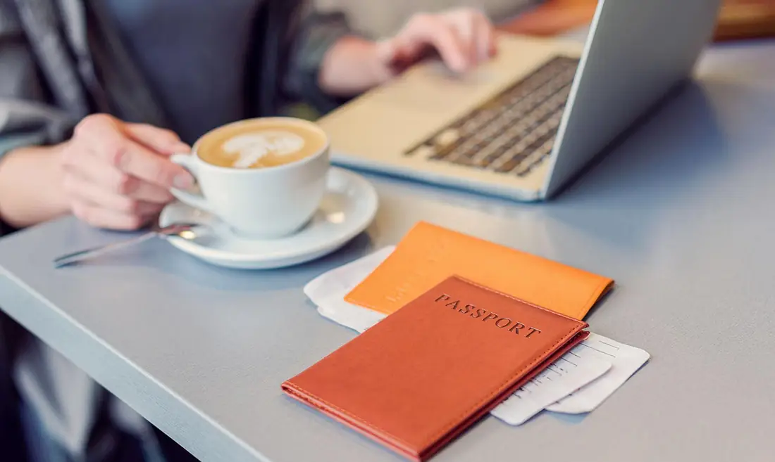 Reisepass und Laptop auf einem Tisch