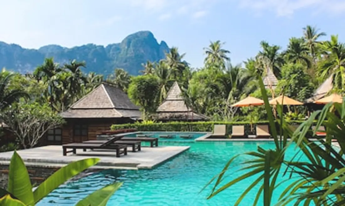 Resort mit Pool zwischen Palmen